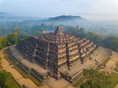  Candi Borobudur: Mistyczny Świat Buddyzmu w Miniaturze!