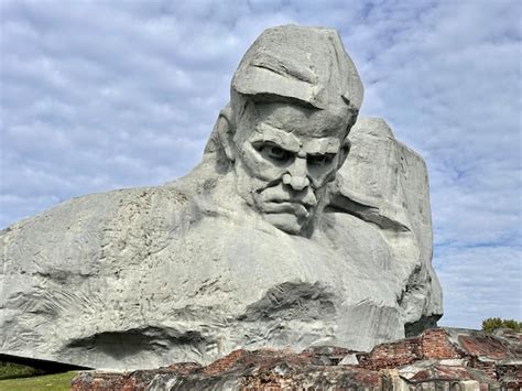  Monument do Walki Młodzieży w Brześciu: Wspaniała Rzeźba Upamiętniająca Odwagę i Sacrum