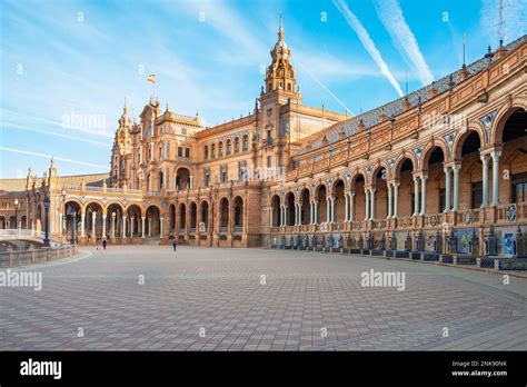  Plaza de España: A Majestic Mosaic of History and Beauty!